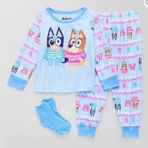 🌙3 for $15 Pajamas🌙 Bluey | Holiday Pajama Set | 4T | Winter Print + Fuzzy Socks